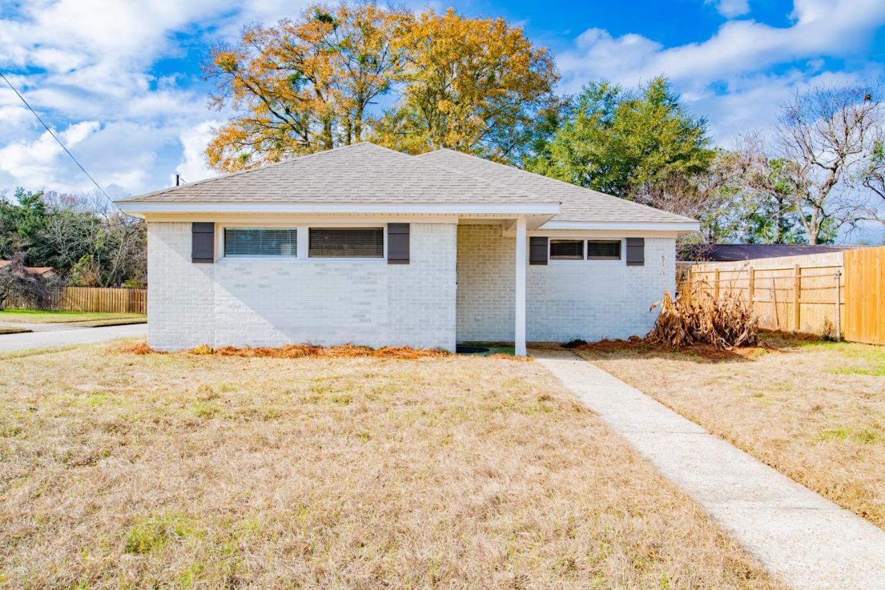 House In Mobile Newly Renovated! Quiet & Centrally Located! Exterior photo